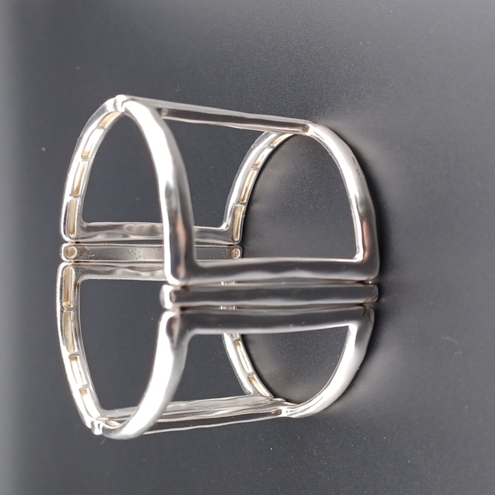 Bangle bracelet